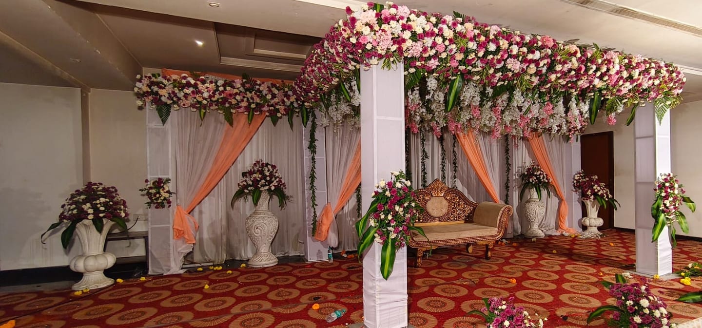 A reception mandap set in the main hall at Sri Sai Convention Hall, Jayanagar